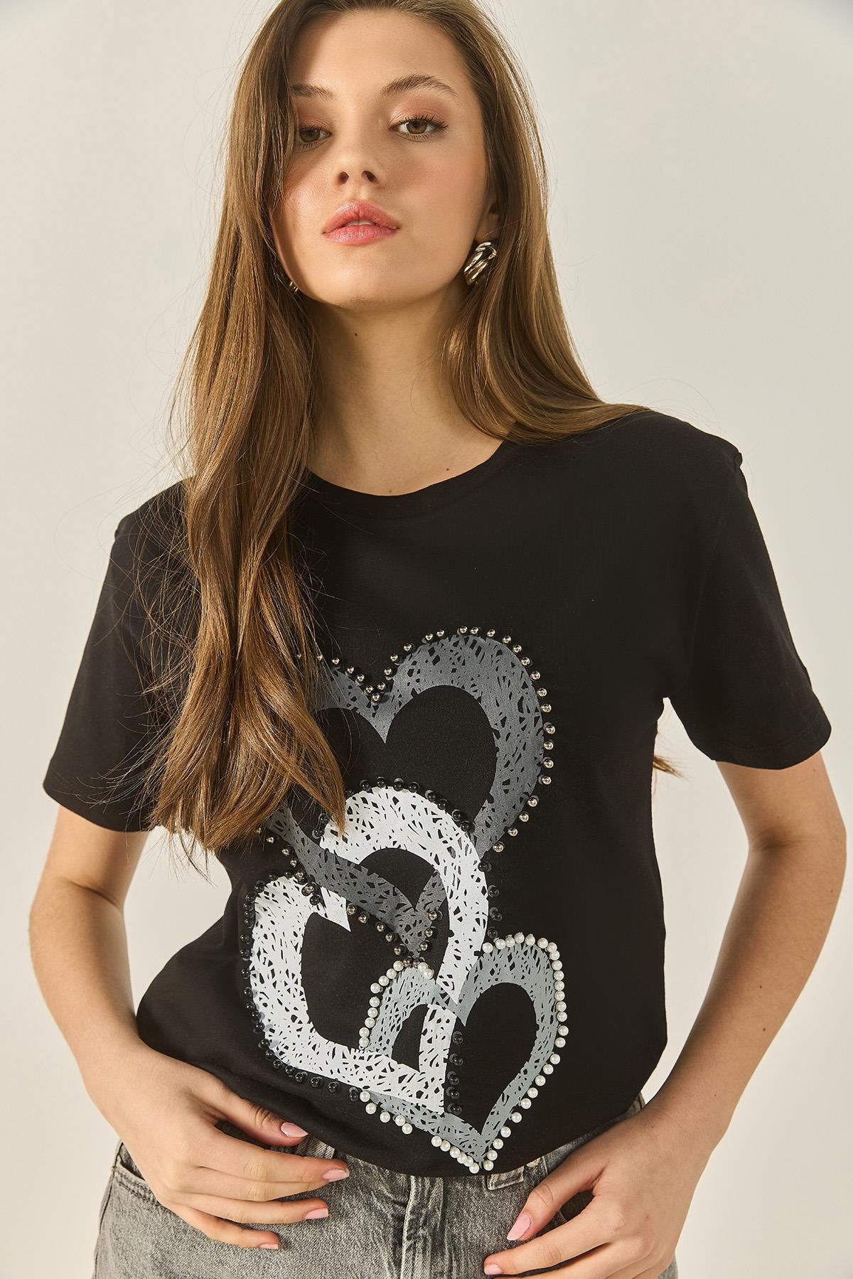 Kadın Kalp Baskılı Boncuk İşlemeli Normal Kalıp Pamuklu T-Shirt 8106 60283301 - Siyah - Siyah / M