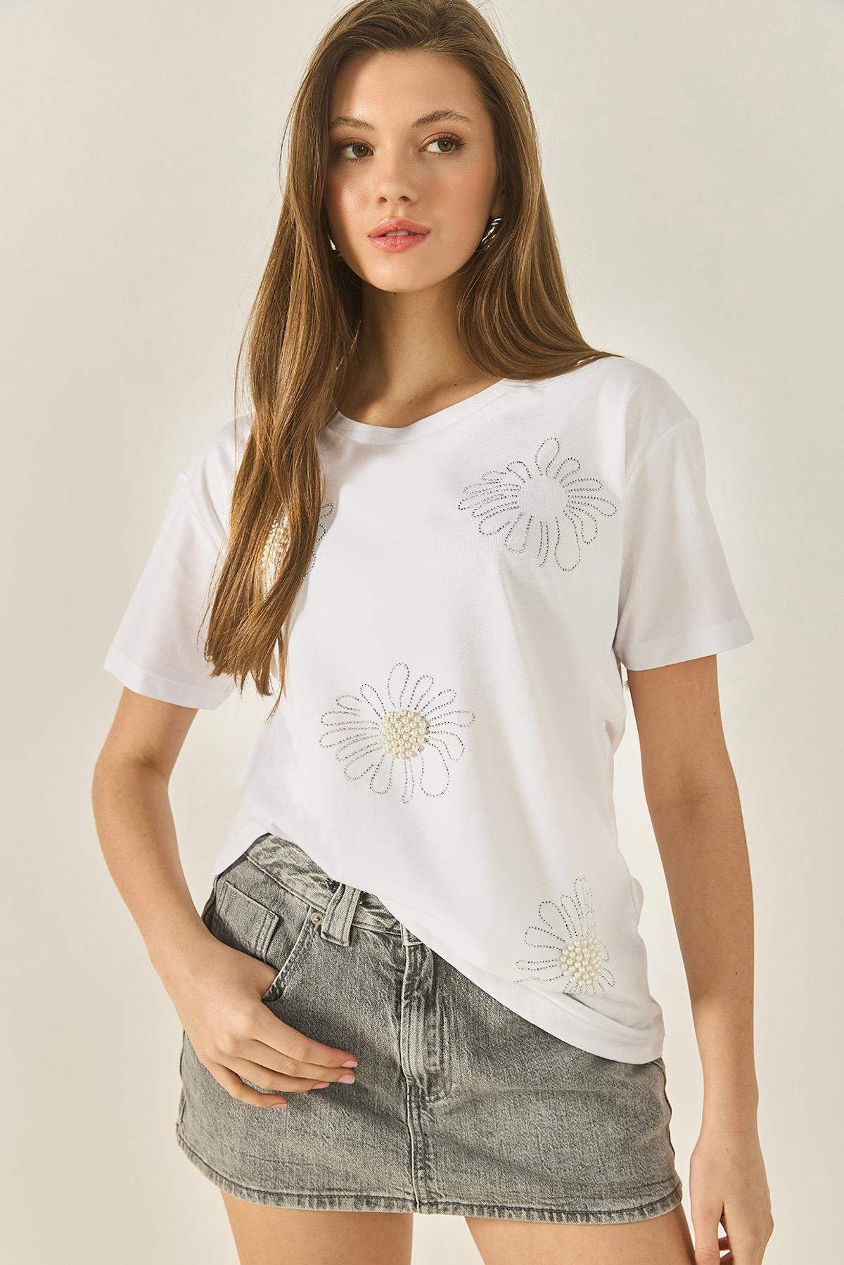 Kadın Çiçek Motifli Taş Boncuk İşlemeli Normal Kalıp Pamuklu T-Shirt 8128 60283300 - Beyaz - Beyaz / S