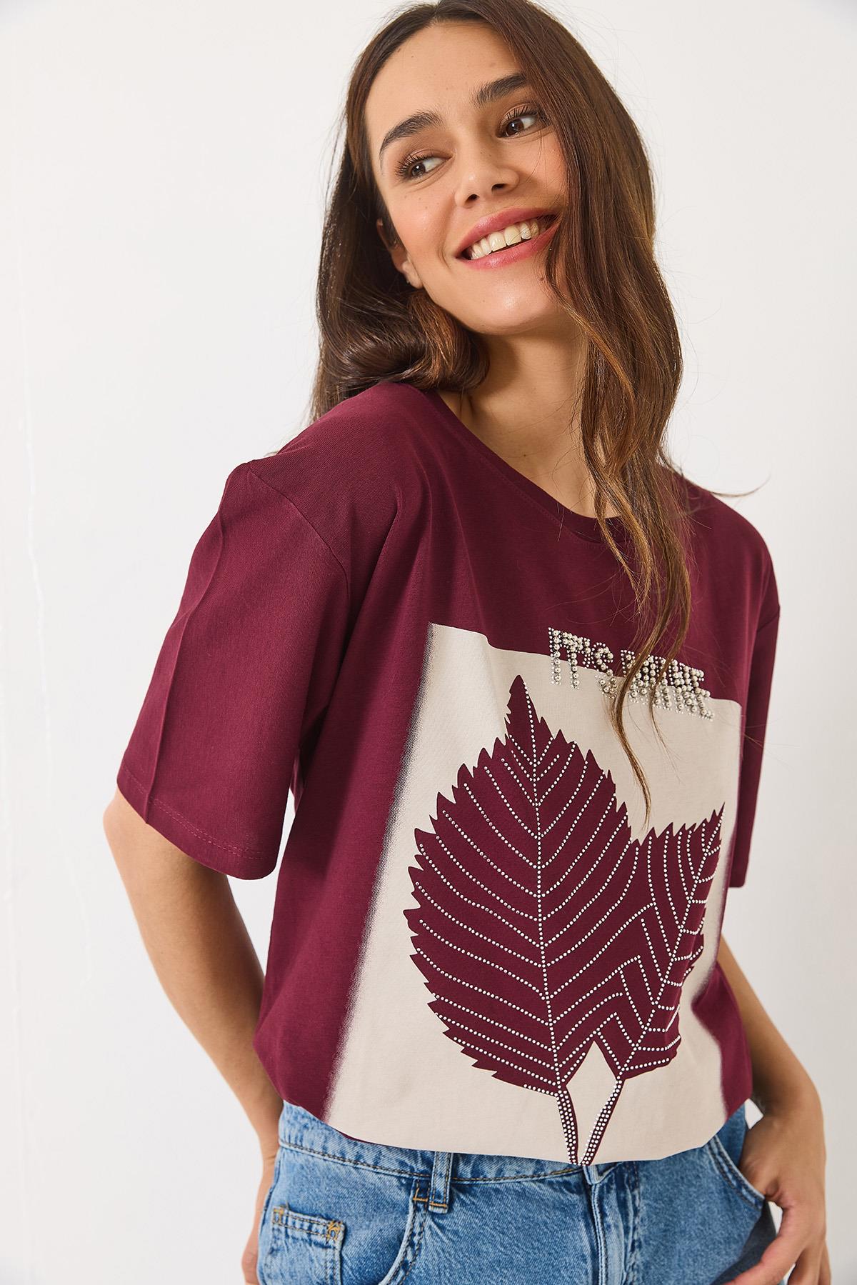 Kadın Bisiklet Yaka Boncuk Taş Detaylı Yaprak Desen Baskılı T-Shirt 60261390 - Bordo - Bordo / M