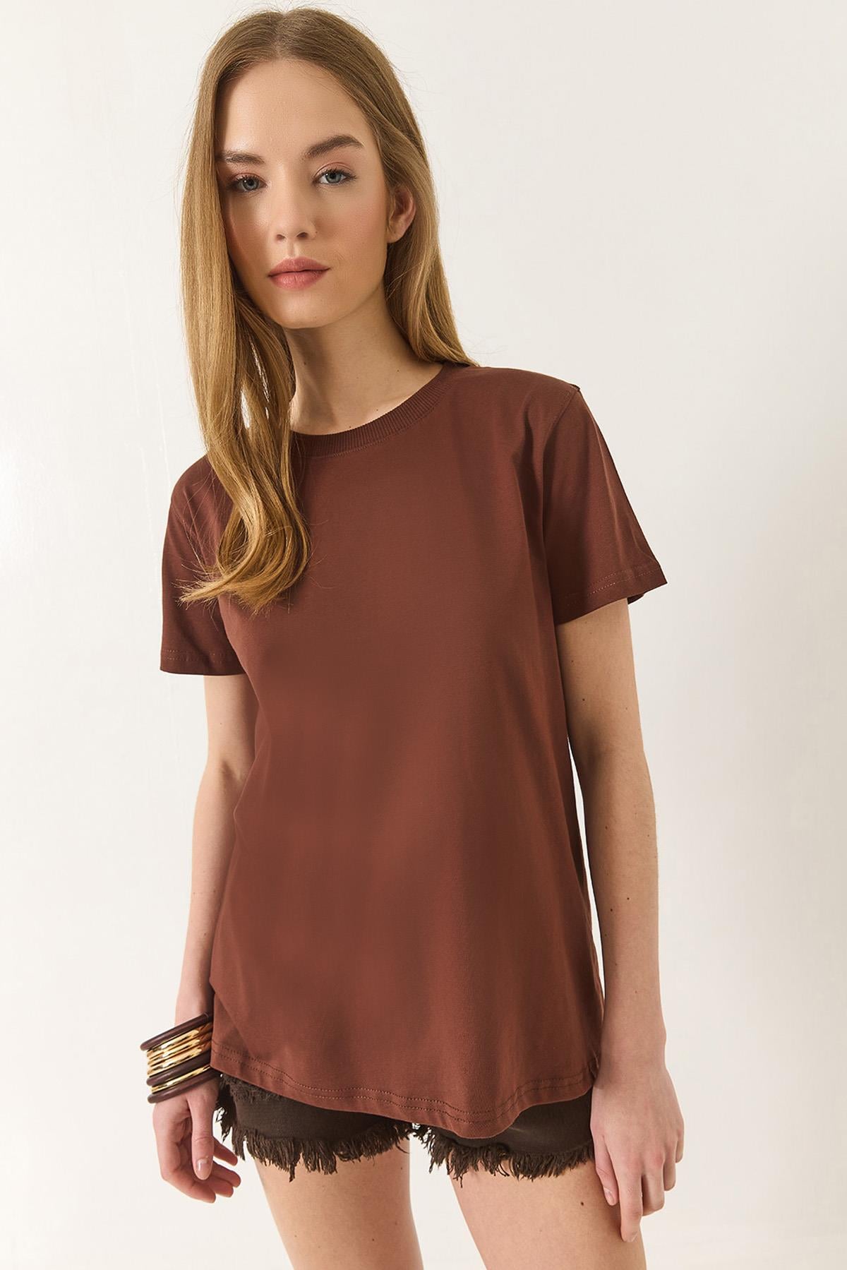 Kadın %100 Organik Pamuklu Comfort Fit Arkası Uzun Basic T-shirt 60602049 - Kahve - Kahve / L