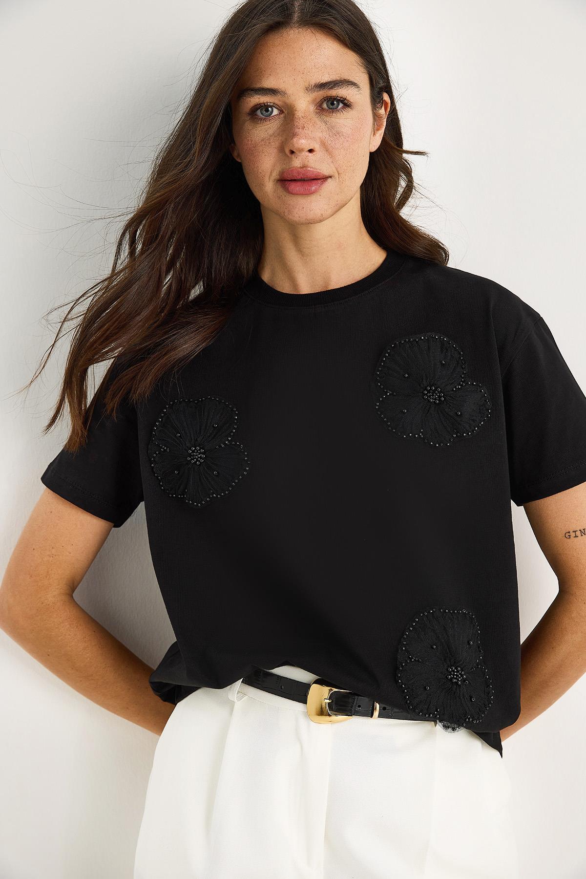 Bisiklet Yaka Çiçek Aksesuarlı Kısa Kollu T-Shirt 60602060 - Siyah - Siyah / L