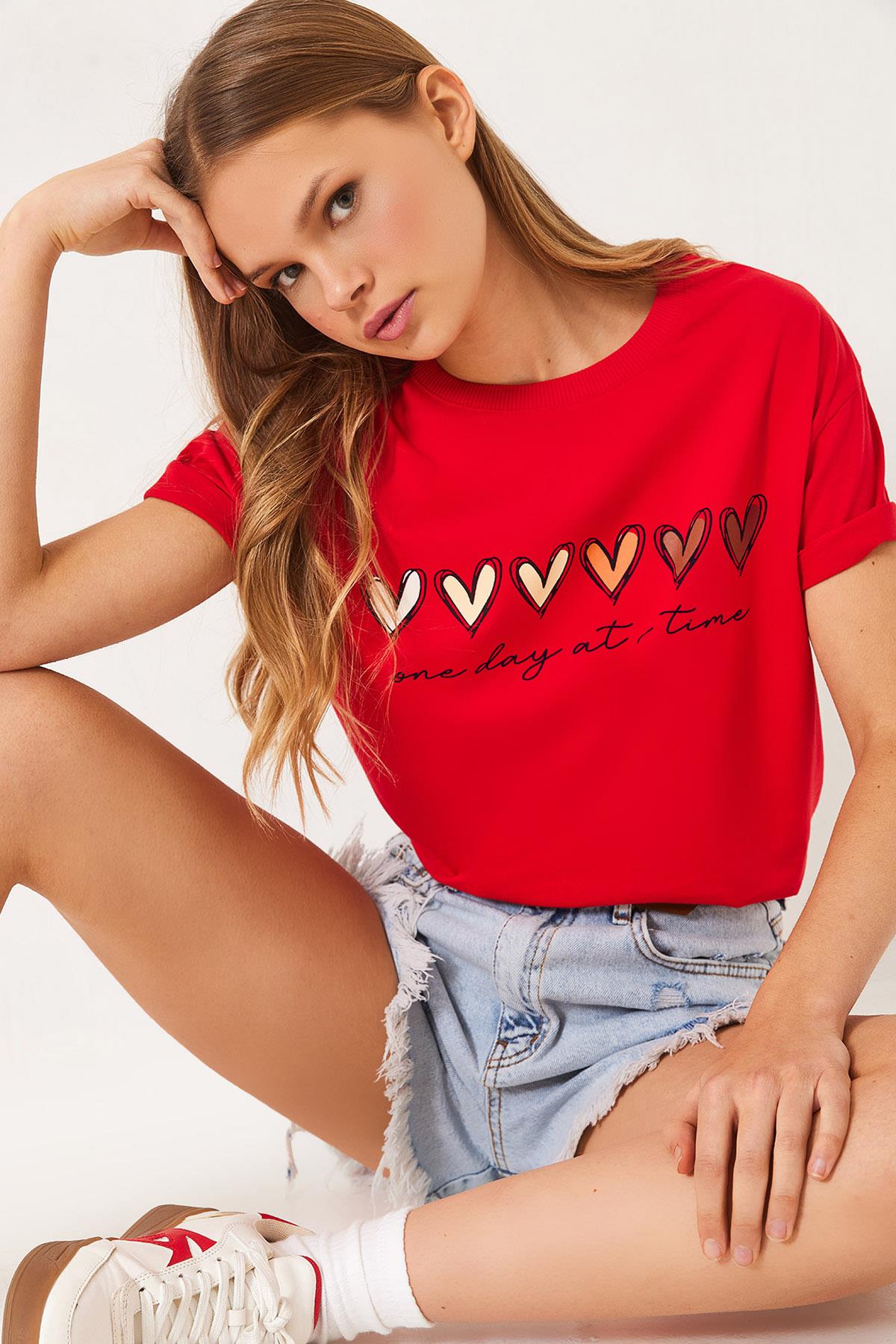 Kadın Kısa Kollu Renkli Kalp Baskılı Basic T-Shirt 60602017 - Kırmızı - Kırmızı / S
