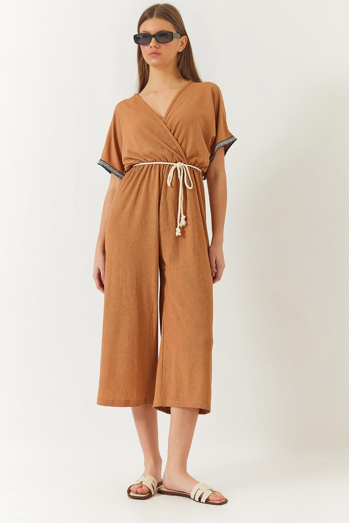 Kadın Kruvaze Yaka Kol Detaylı Beli Latikli Kuşaklı Krınkıl Tulum 60261418 - Camel - Camel / XL