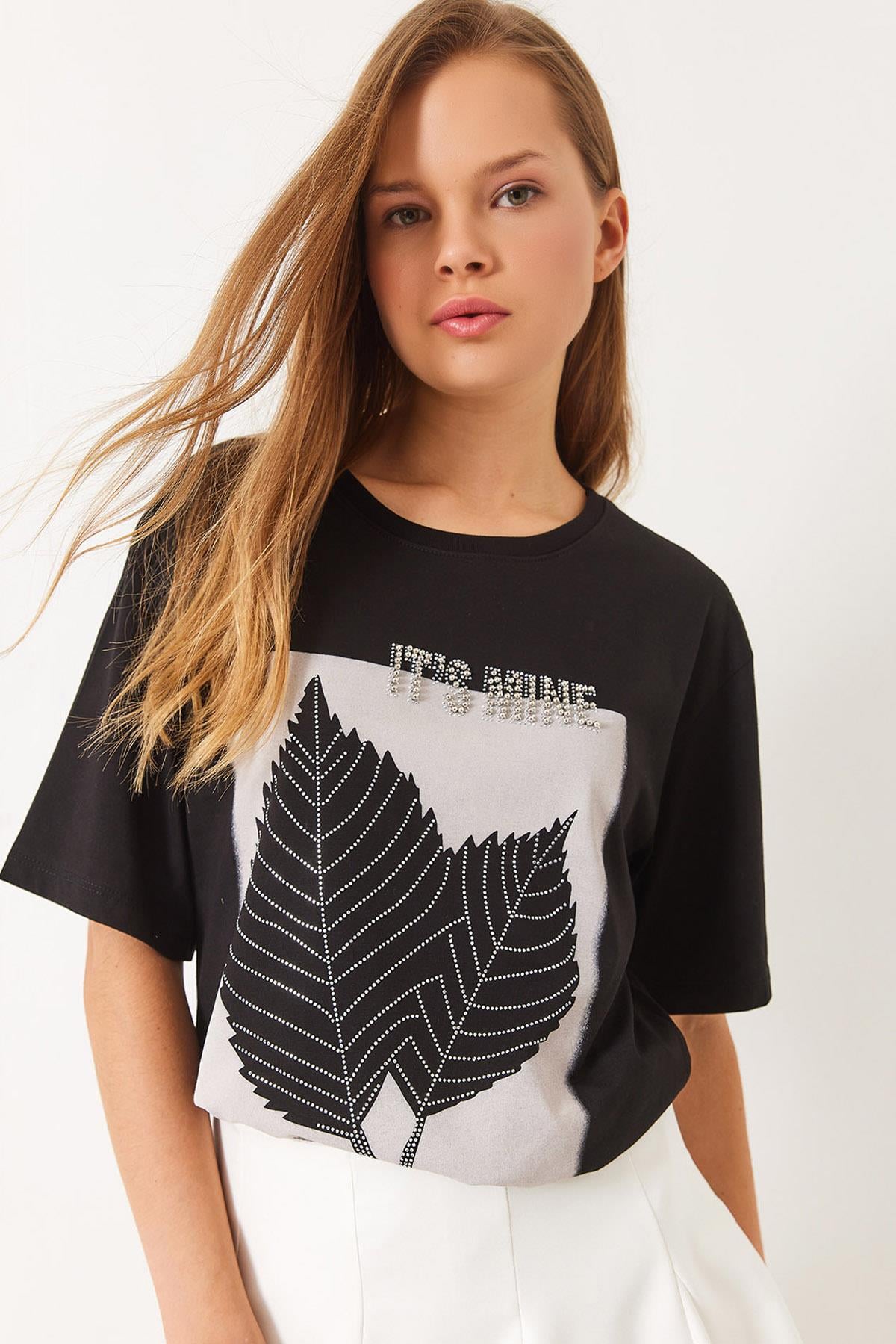 Kadın Bisiklet Yaka Boncuk Taş Detaylı Yaprak Desen Baskılı T-Shirt 60261390 - Siyah - Siyah / S
