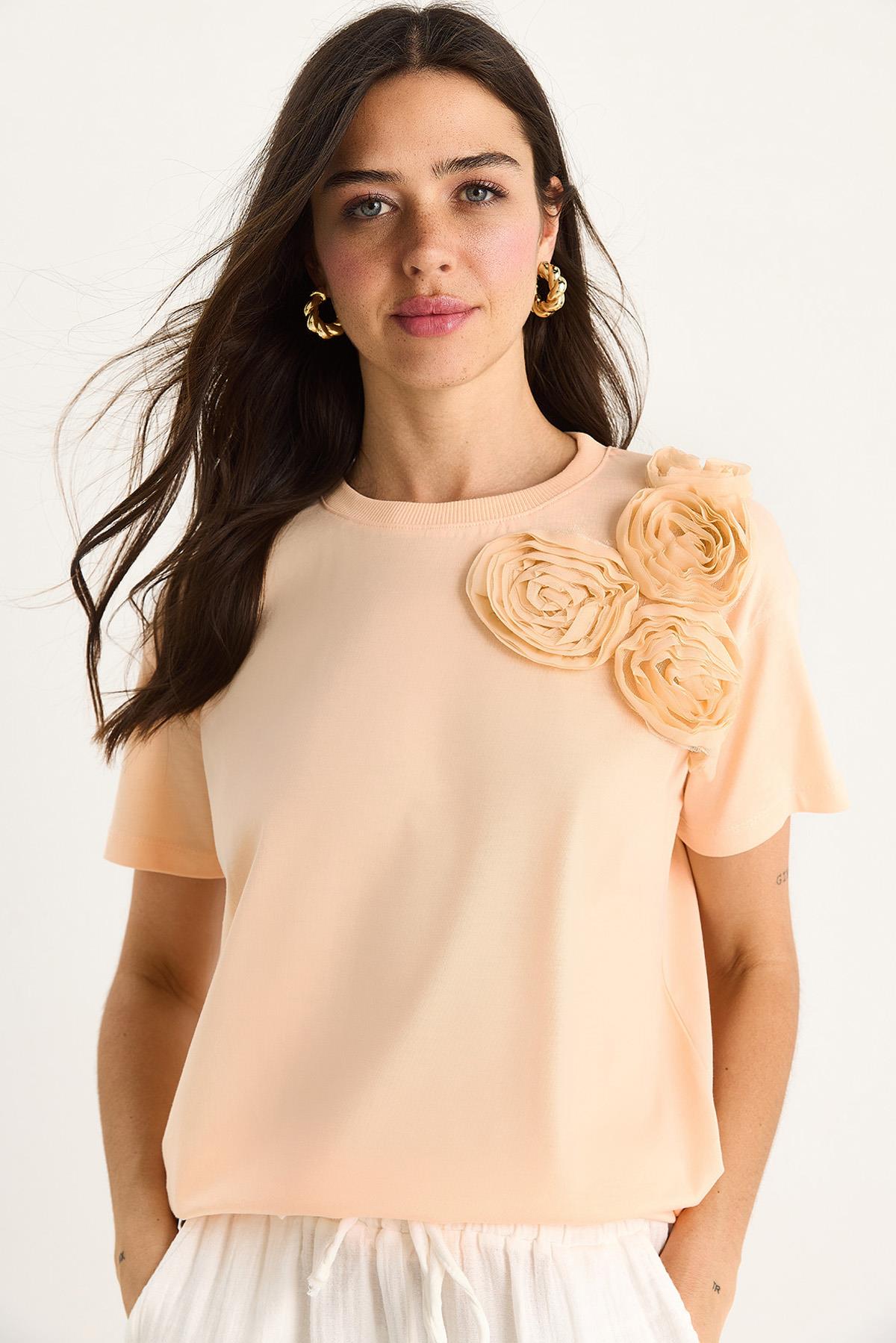 Kadın Çiçek Aksesuarlı Regular Bisiklet Yaka T-Shirt 60602030 - Yavru Ağzı - Yavru Ağzı / M