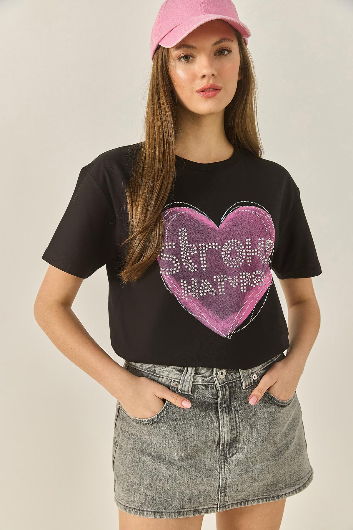 Kadın Kalp Baskılı Taş Detaylı Normal Kalıp Pamuklu T-Shirt 8133 60283303 - Siyah - Siyah / S
