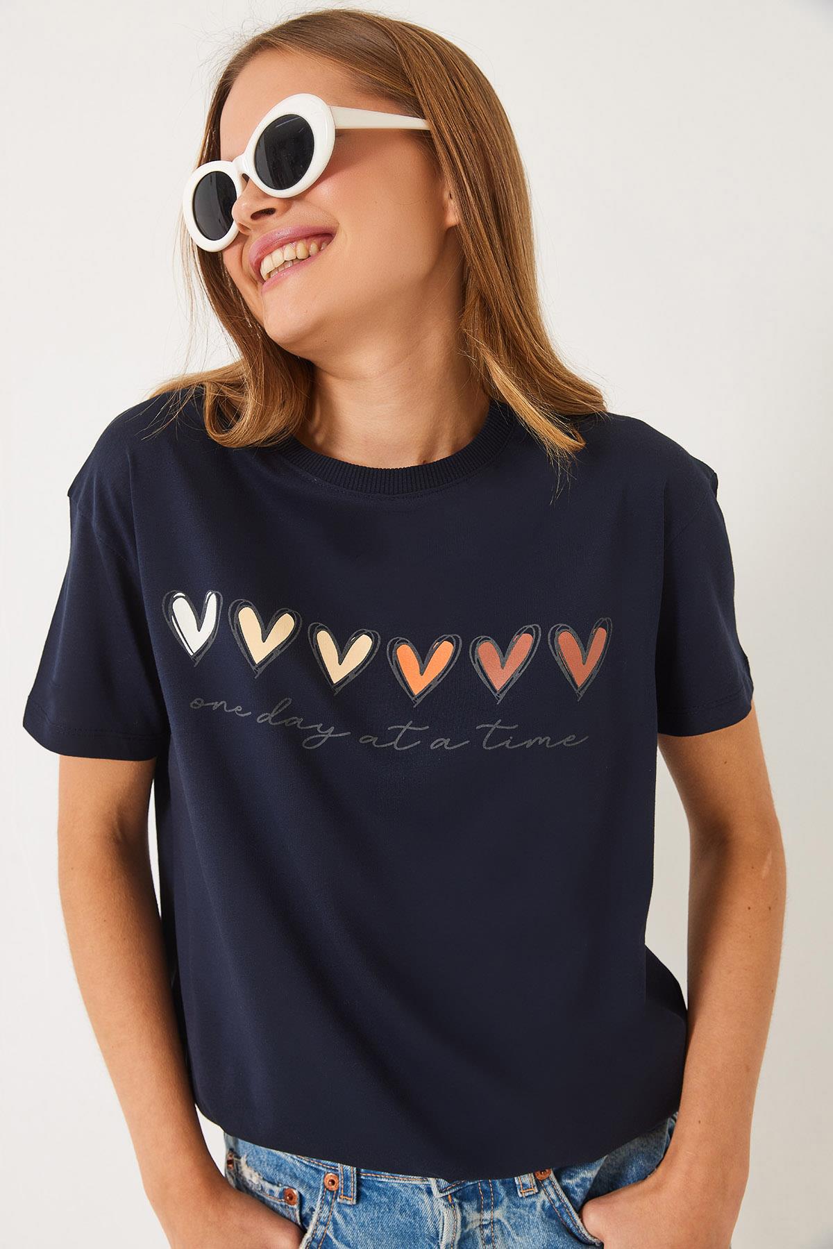 Kadın Kısa Kollu Renkli Kalp Baskılı Basic T-Shirt 60602017 - Lacivert - L