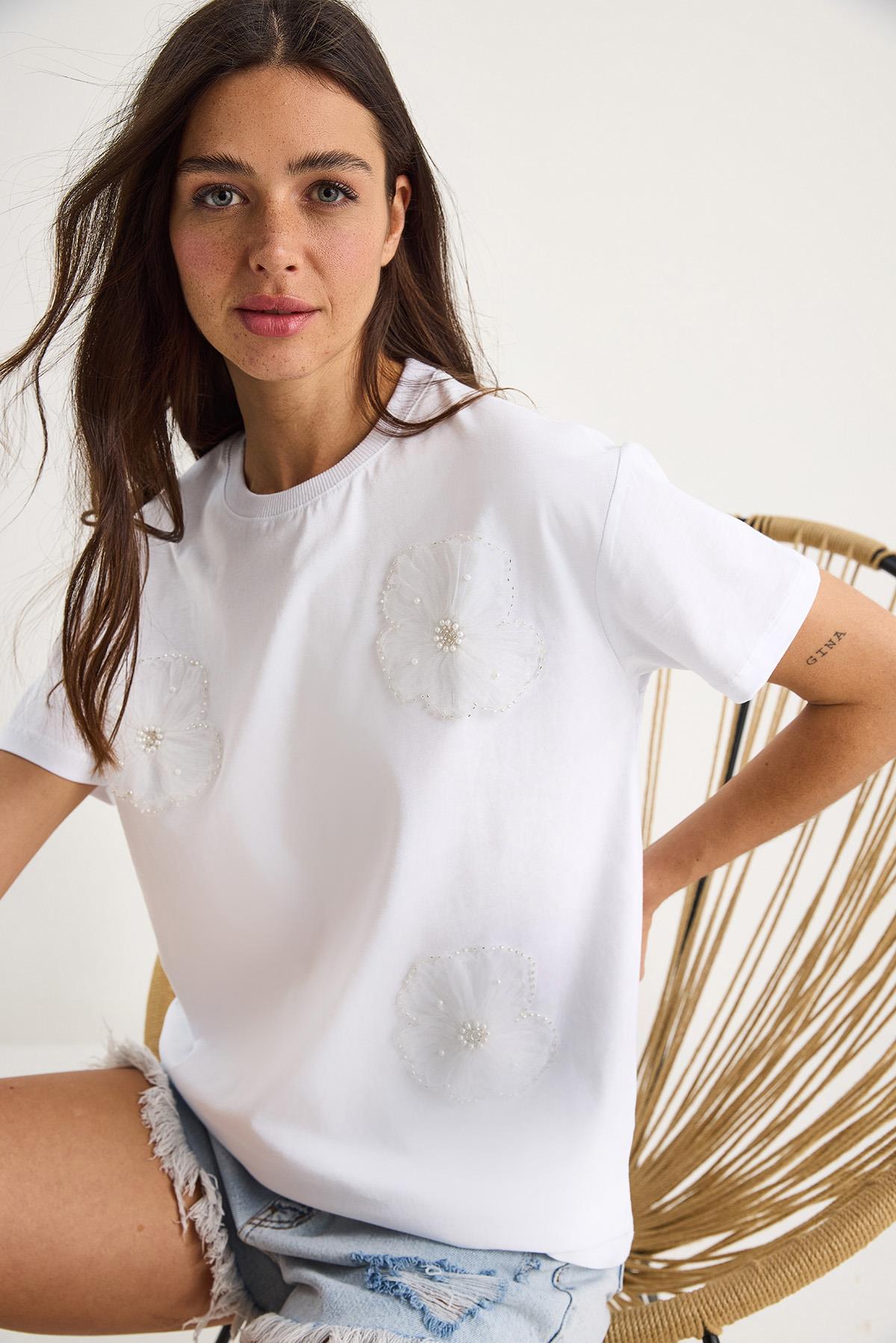 Bisiklet Yaka Çiçek Aksesuarlı Kısa Kollu T-Shirt 60602060 - Beyaz - L