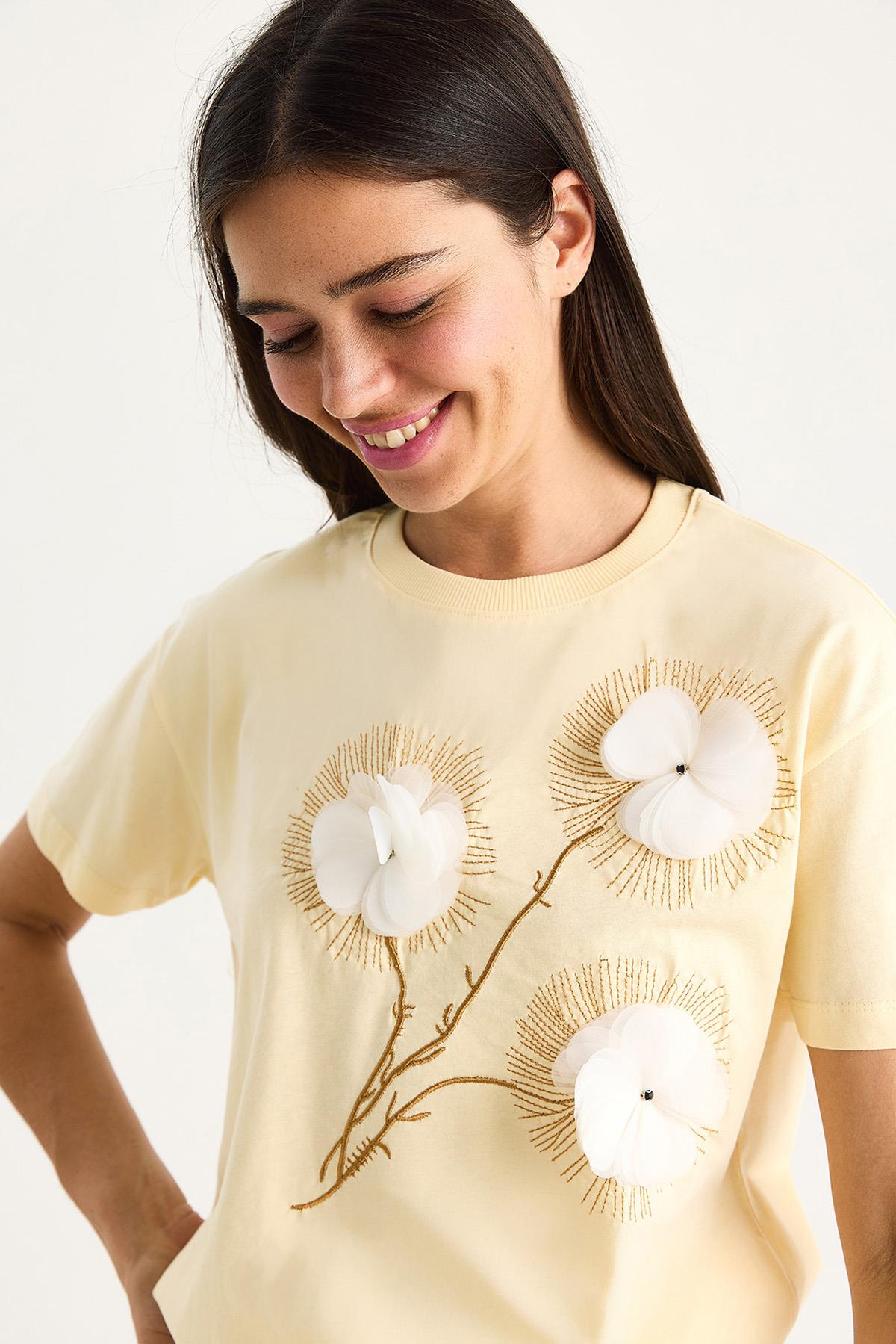 Kadın Bisiklet Yaka Kısa Kollu Nakışlı Kabartma Aksesuarlı T-Shirt 60602024 - Tereyağ - Tereyağ / S