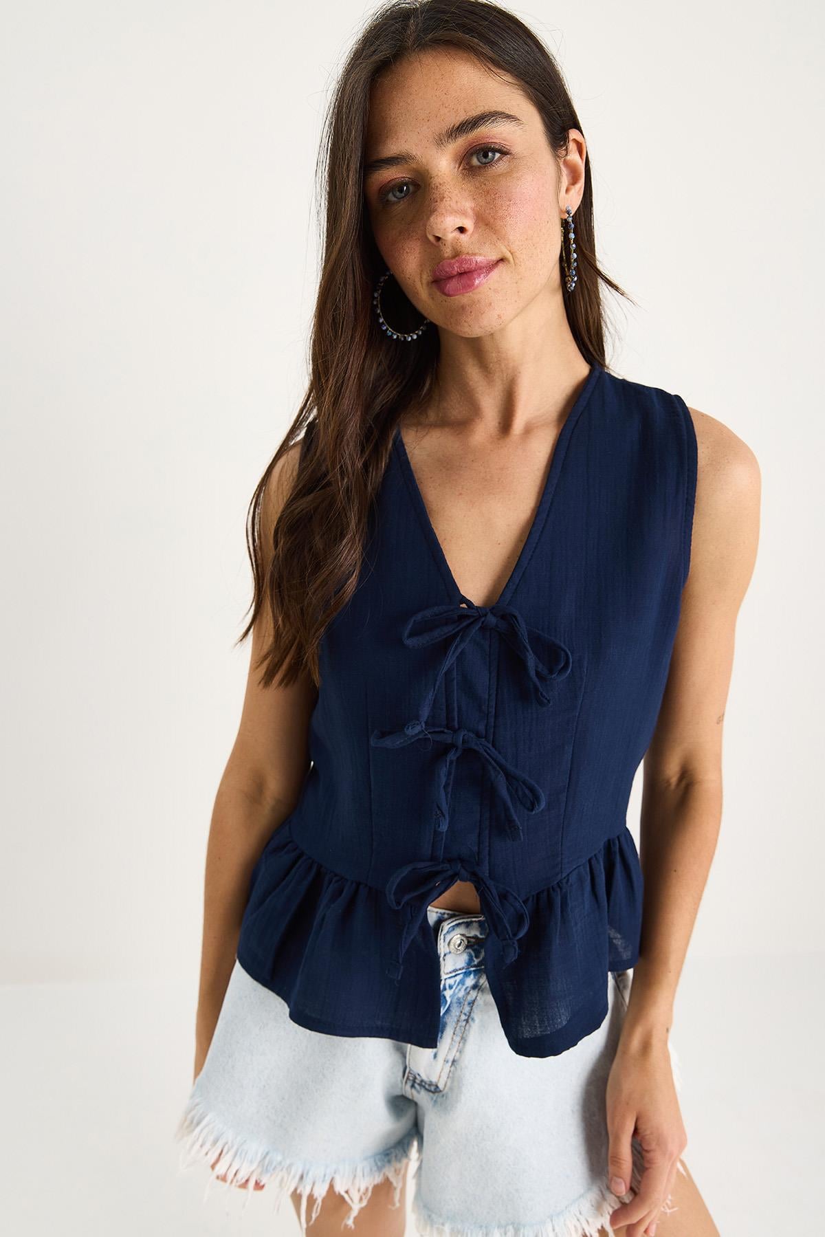 Kadın V Yaka Fiyonk Detaylı Müslin Peplum Bluz G28-4883 60283356 - Lacivert - Lacivert / L
