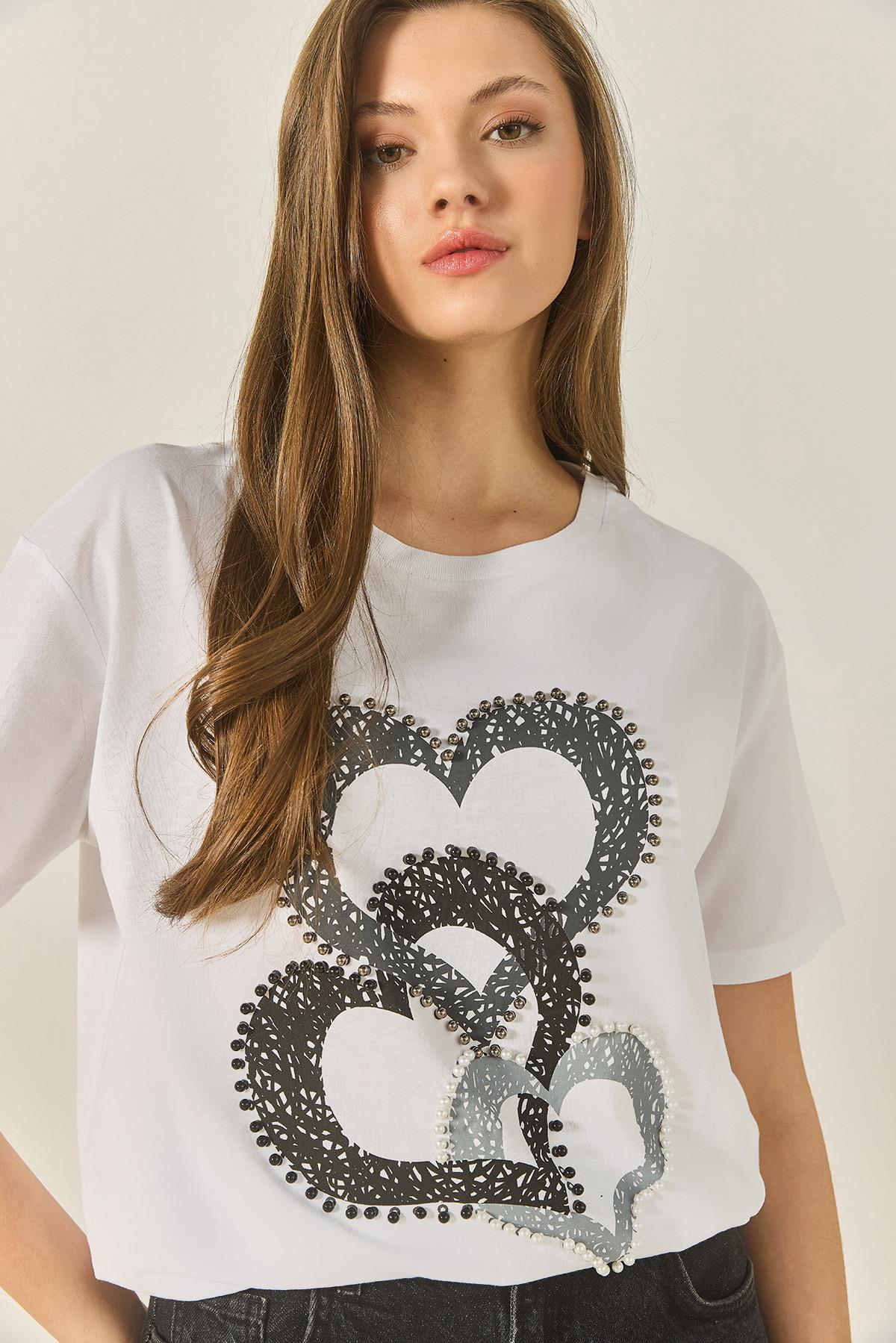 Kadın Kalp Baskılı Boncuk İşlemeli Normal Kalıp Pamuklu T-Shirt 8106 60283301 - Beyaz - Beyaz / L