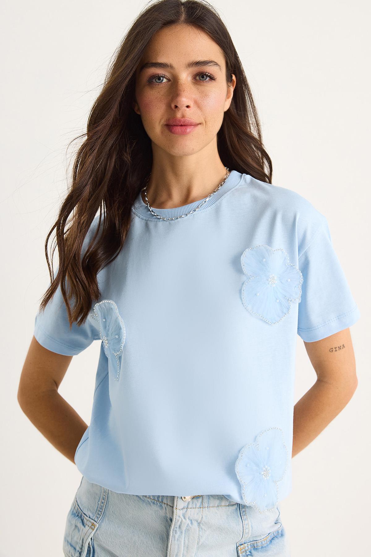 Bisiklet Yaka Çiçek Aksesuarlı Kısa Kollu T-Shirt 60602060 - Bebe Mavisi - Bebe Mavisi / M