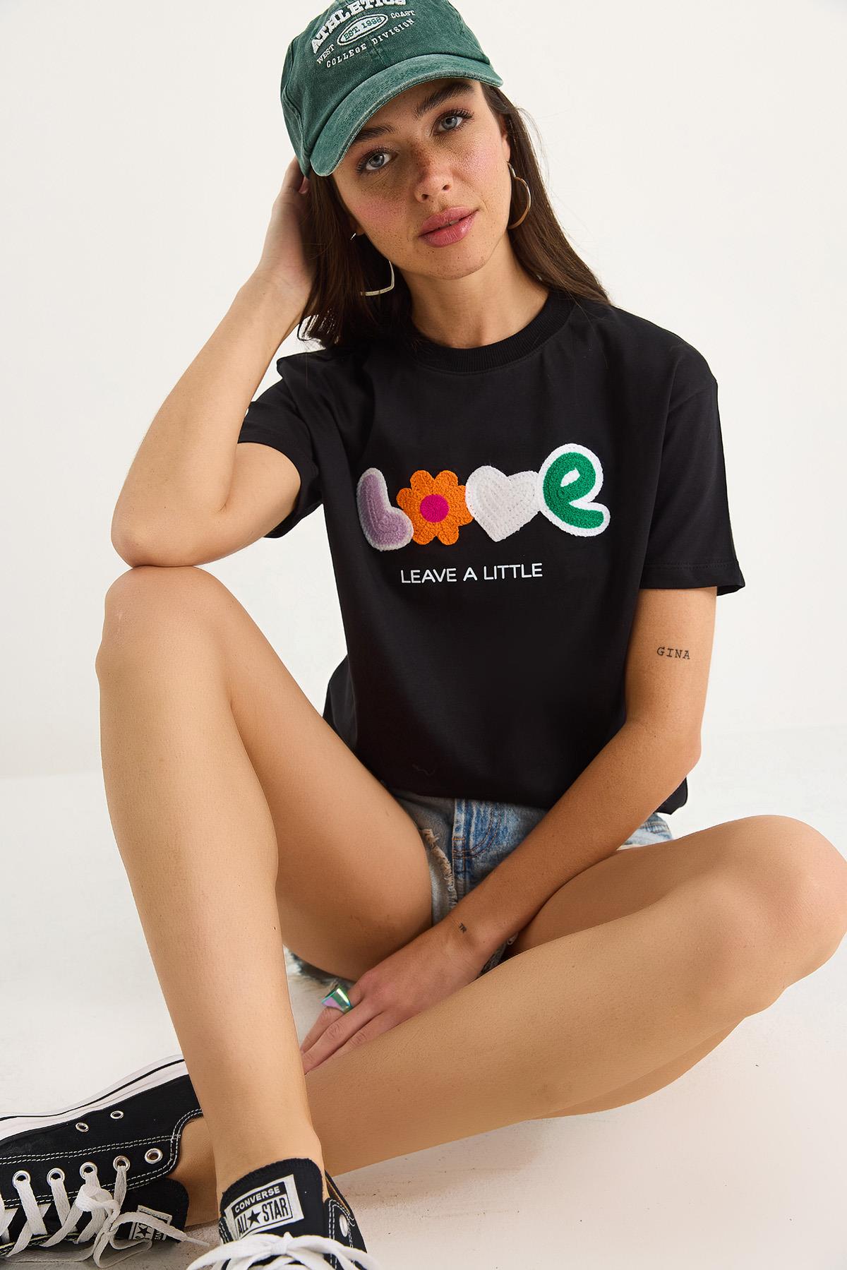 Kadın Love Aksesuarlı Normal Kalıp Pamuklu T-Shirt 60602070 - Siyah - Siyah / M