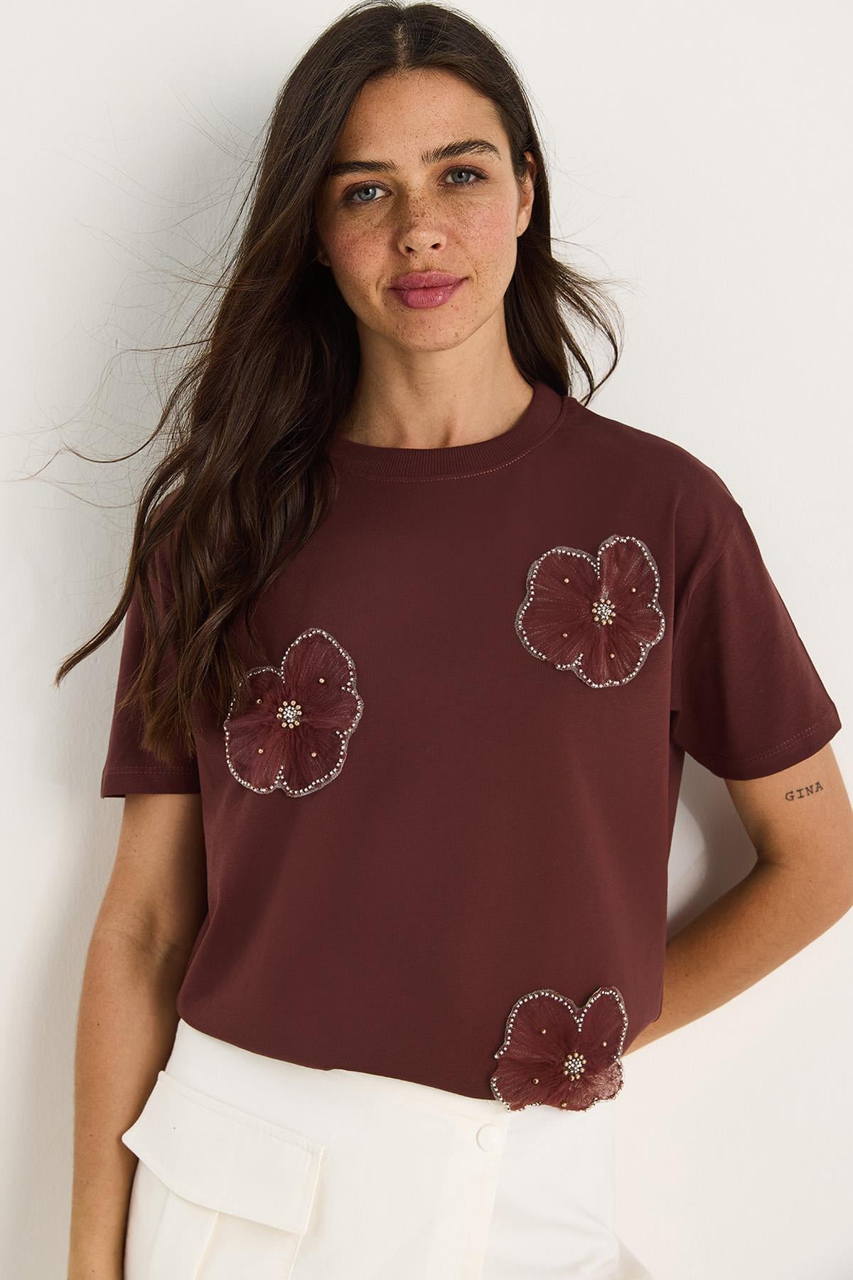 Bisiklet Yaka Çiçek Aksesuarlı Kısa Kollu T-Shirt 60602060 - Kahve - Kahve / S