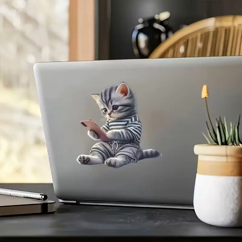 Moresun Telefon Üzerinde Oynayan Sevimli Kedi
