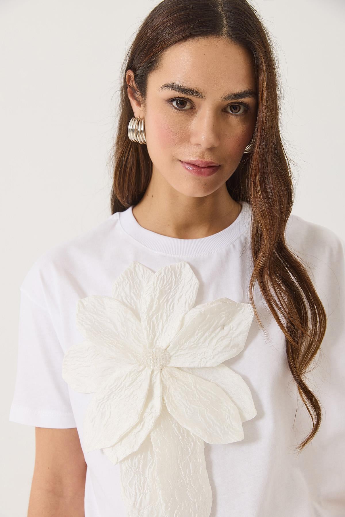 Kadın Çiçek Aksesuarlı Kısa Kollu Pamuklu T-Shirt 60602040 - Beyaz - S