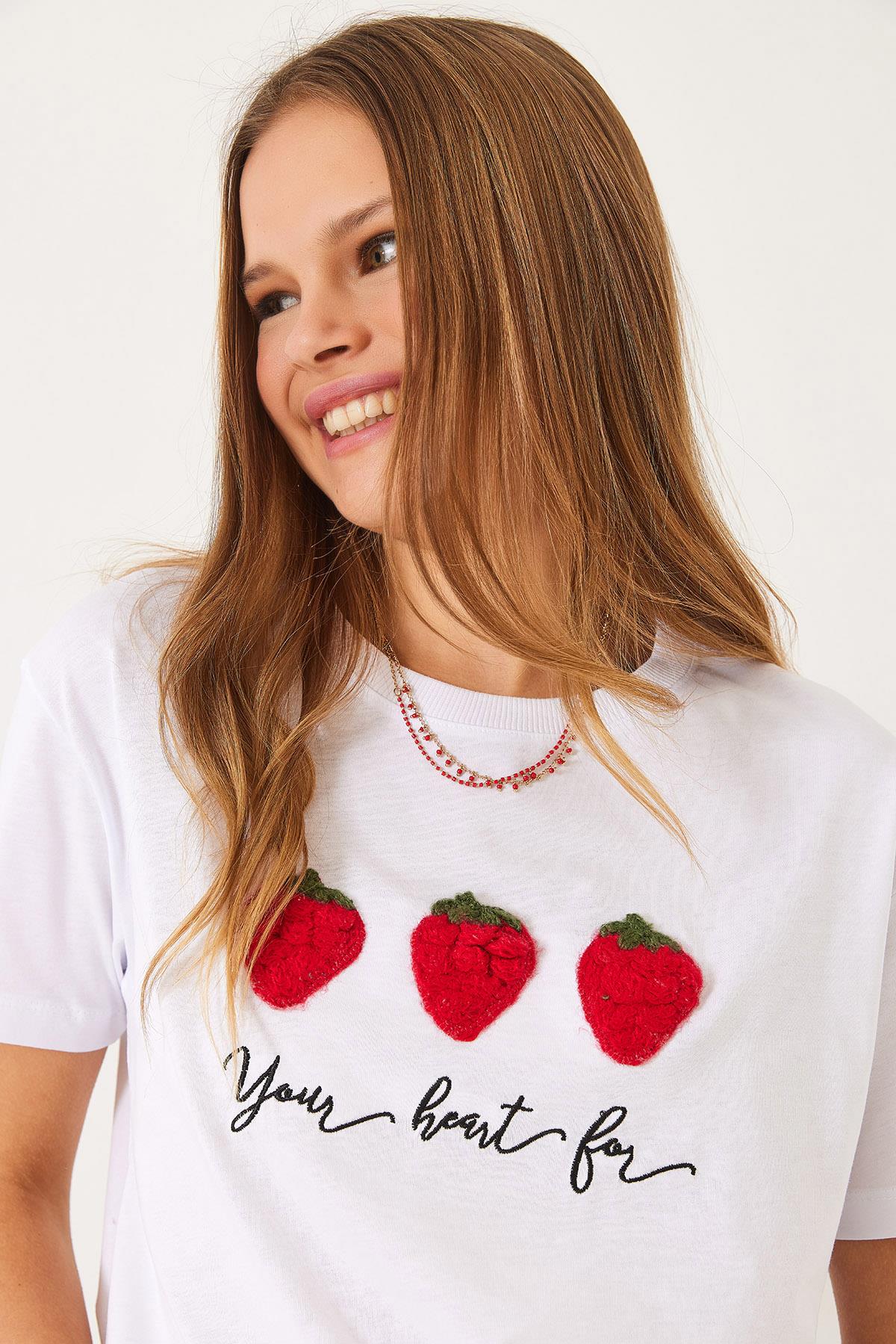 Kadın Kabartma Çilek Aksesuarlı Nakış İşlemeli T-Shirt 60602010 - Beyaz - Beyaz / L