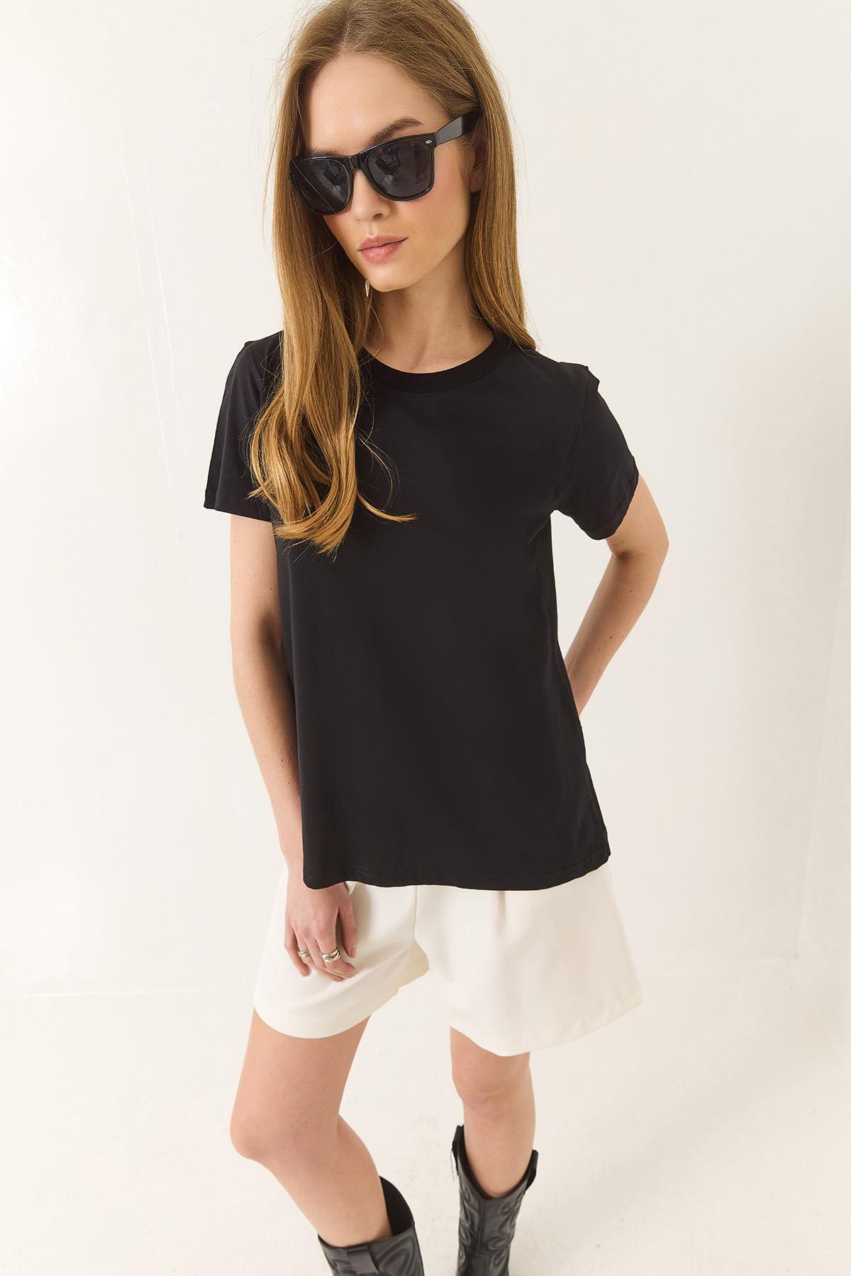 Kadın %100 Organik Pamuklu Comfort Fit Arkası Uzun Basic T-shirt 60602049 - Siyah - L