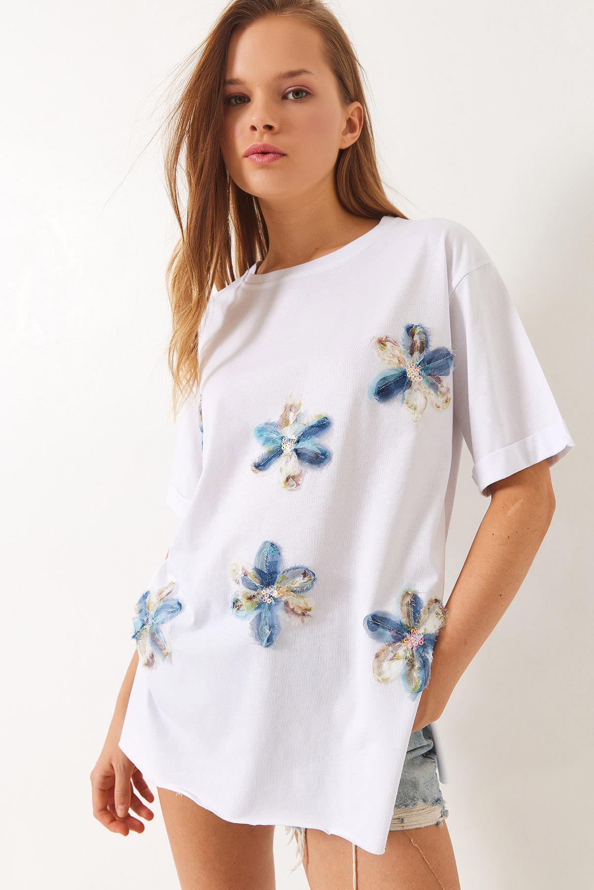 Kadın Çiçek İşlemeli Yanları Yırtmaçlı Salaş Bisiklet Yaka T-Shirt 60283068 - Beyaz - Beyaz / L