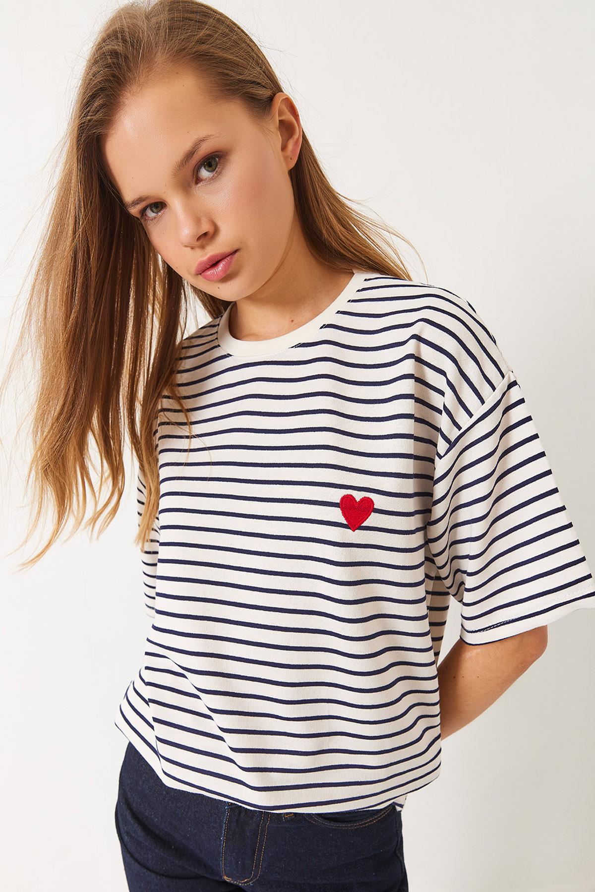 Kadın Bisiklet Yaka Kalp Nakışlı Çizgili Oversize T-Shirt 3024 60283075 - Beyaz-Lacivert - Beyaz-Lacivert / S