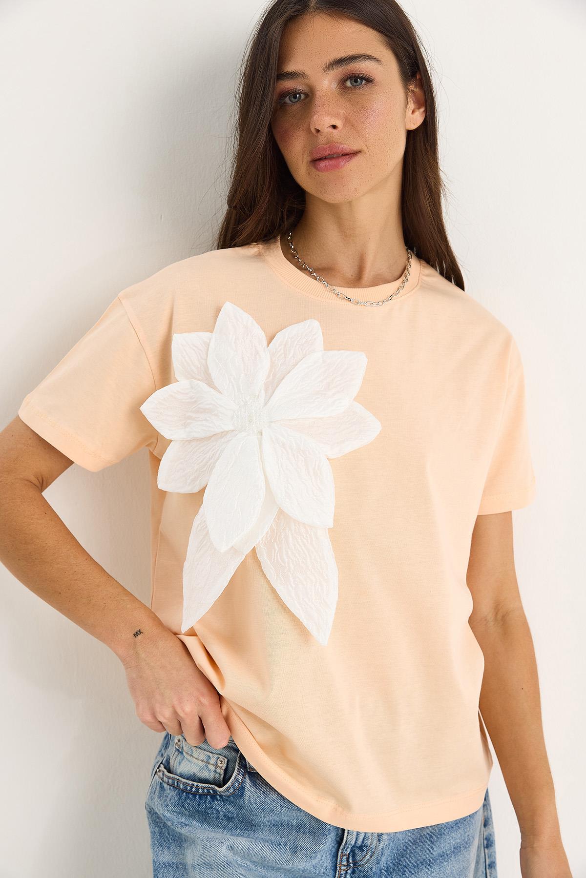 Kadın Çiçek Aksesuarlı Kısa Kollu Pamuklu T-Shirt 60602040 - Yavru Ağzı - S